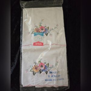 Vintage Floral Embroidered Cotton Pillowcases Pair NOS 20x32